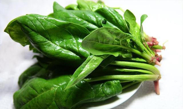 医生再三提醒：岁数大了，宁可吃腌菜熏肉，都不要多吃这4种蔬菜