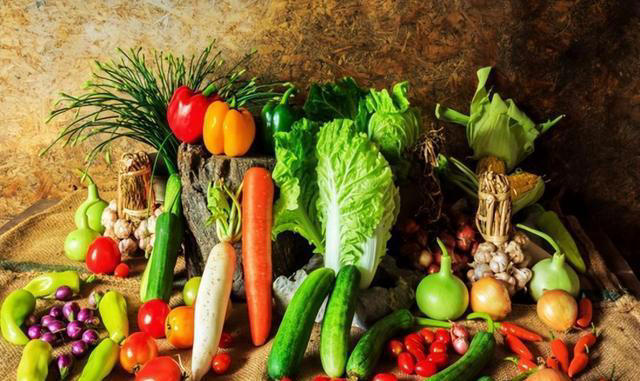 医生再三提醒：岁数大了，宁可吃腌菜熏肉，都不要多吃这4种蔬菜