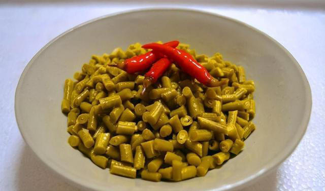 医生再三提醒：岁数大了，宁可吃腌菜熏肉，都不要多吃这4种蔬菜