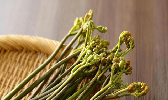 医生再三提醒：岁数大了，宁可吃腌菜熏肉，都不要多吃这4种蔬菜