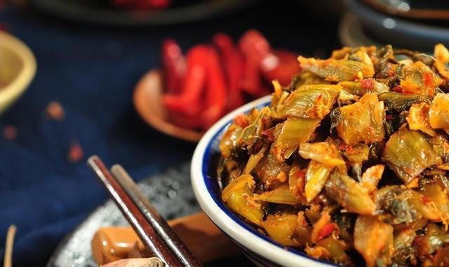 医生再三提醒：岁数大了，宁可吃腌菜熏肉，都不要多吃这4种蔬菜