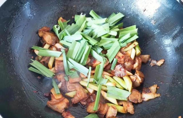 回锅肉，大厨教你炒回锅肉的正确做法，牢记这3点，不硬不油腻