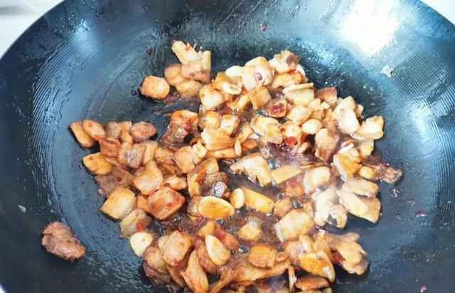 回锅肉，大厨教你炒回锅肉的正确做法，牢记这3点，不硬不油腻