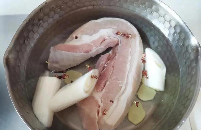 回锅肉，大厨教你炒回锅肉的正确做法，牢记这3点，不硬不油腻