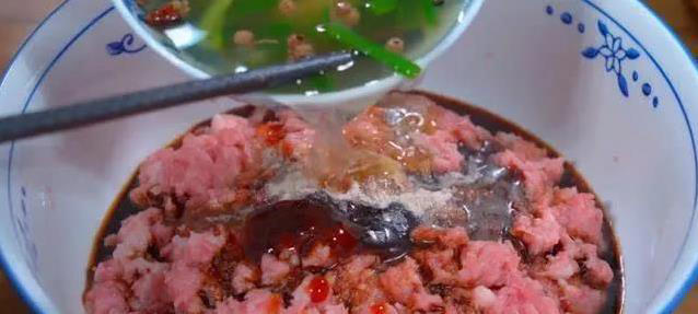 茄子肉馅饺子火了，10分钟学会绝技，吃一次就忘不了