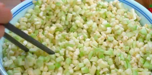 茄子肉馅饺子火了，10分钟学会绝技，吃一次就忘不了