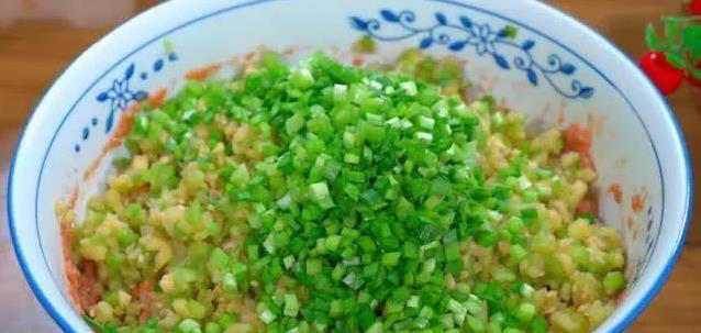 茄子肉馅饺子火了，10分钟学会绝技，吃一次就忘不了