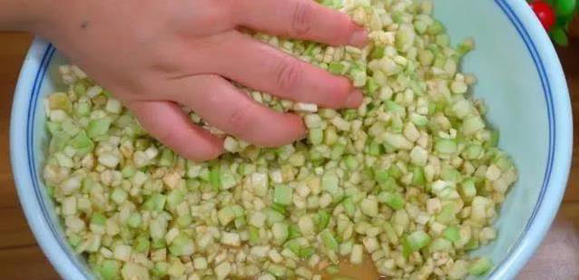 茄子肉馅饺子火了，10分钟学会绝技，吃一次就忘不了