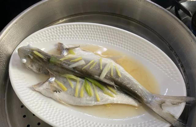 清蒸鱼到底蒸多久？很多人不懂，难怪鱼肉不鲜了，教你正确做法