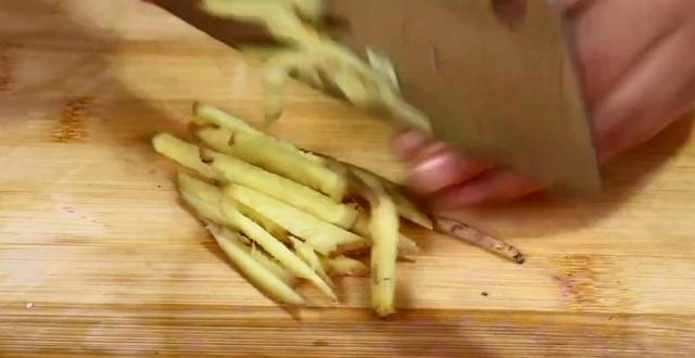 这才是鸡胸肉最正确的做法，出锅鲜嫩又下饭，不吃撑都停不下来