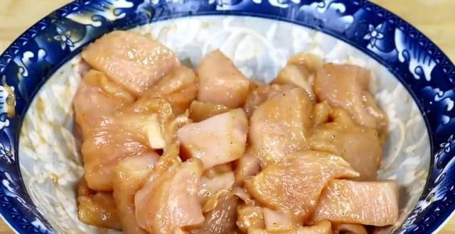 这才是鸡胸肉最正确的做法，出锅鲜嫩又下饭，不吃撑都停不下来