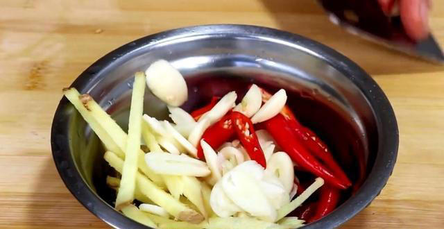 这才是鸡胸肉最正确的做法，出锅鲜嫩又下饭，不吃撑都停不下来