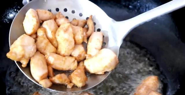 这才是鸡胸肉最正确的做法，出锅鲜嫩又下饭，不吃撑都停不下来