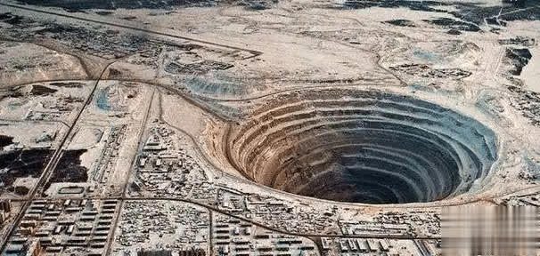 地下一万米，是否真的存在一个未知的世界