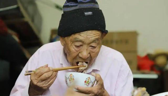 这4种食物千万不能隔夜，可能损害肝脏健康，最好趁早吃掉