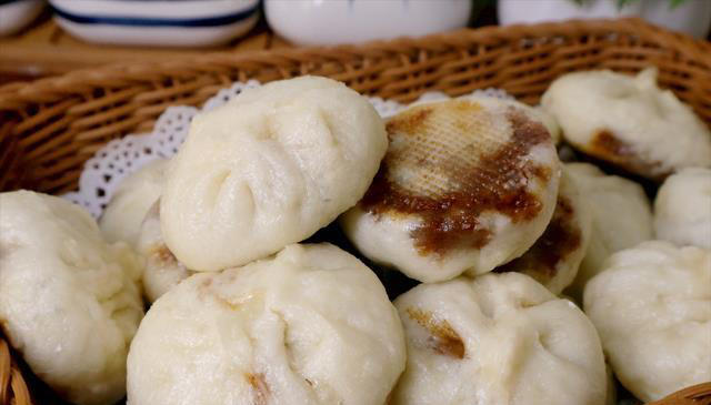 做酱肉包子，用熟肉还是生肉？其实都不对，这样做个个透皮流油