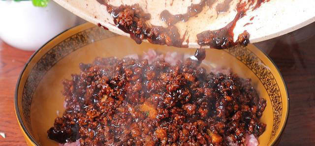 做酱肉包子，用熟肉还是生肉？其实都不对，这样做个个透皮流油