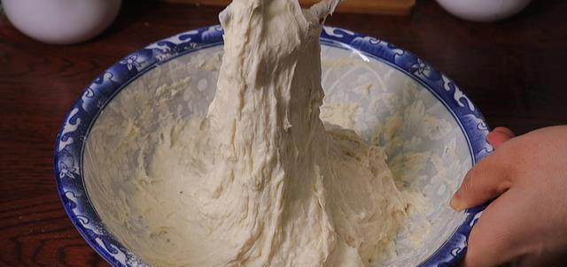 做酱肉包子，用熟肉还是生肉？其实都不对，这样做个个透皮流油