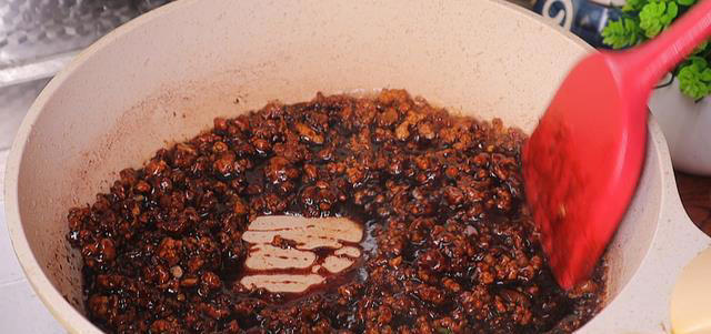 做酱肉包子，用熟肉还是生肉？其实都不对，这样做个个透皮流油