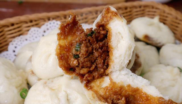 做酱肉包子，用熟肉还是生肉？其实都不对，这样做个个透皮流油