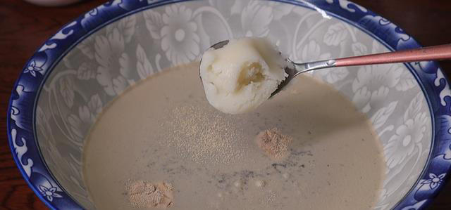 做酱肉包子，用熟肉还是生肉？其实都不对，这样做个个透皮流油