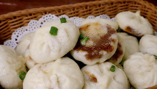 做酱肉包子，用熟肉还是生肉？其实都不对，这样做个个透皮流油