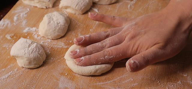 做酱肉包子，用熟肉还是生肉？其实都不对，这样做个个透皮流油