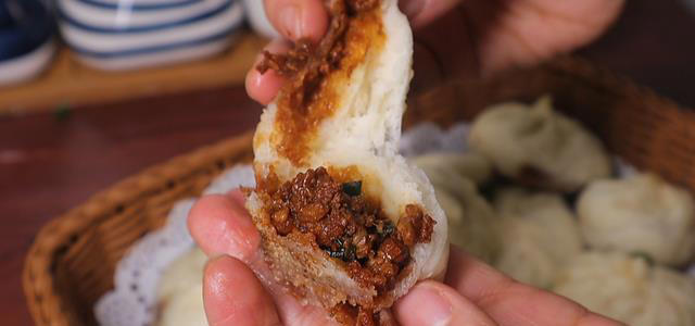做酱肉包子，用熟肉还是生肉？其实都不对，这样做个个透皮流油
