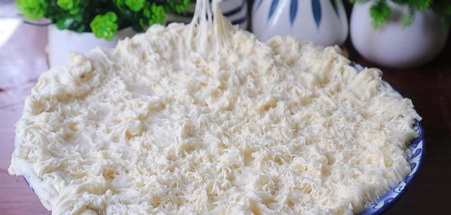 做酱肉包子，用熟肉还是生肉？其实都不对，这样做个个透皮流油