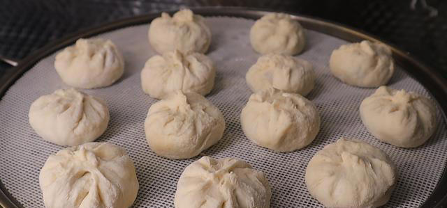 做酱肉包子，用熟肉还是生肉？其实都不对，这样做个个透皮流油