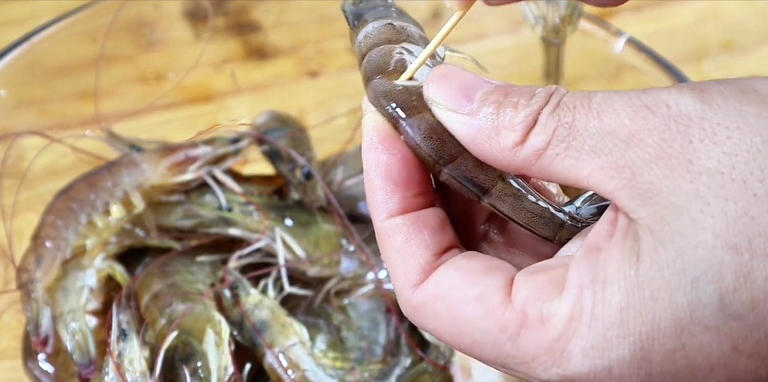 水煮大虾，是开水下锅还是冷水下锅？看后才知道，原来一直做错了