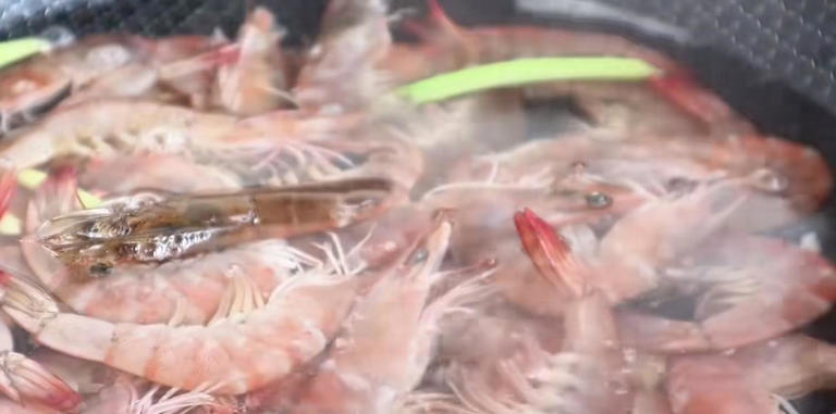 水煮大虾，是开水下锅还是冷水下锅？看后才知道，原来一直做错了