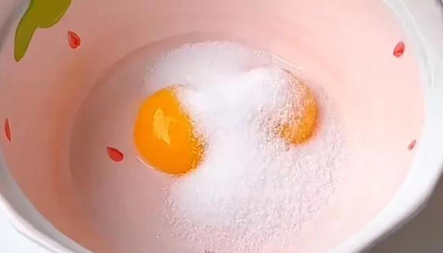 甜蜜夏日必备！自制鸡蛋奶糕，成品细腻丝滑、奶香四溢