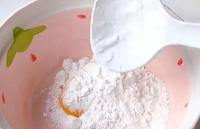 甜蜜夏日必备！自制鸡蛋奶糕，成品细腻丝滑、奶香四溢