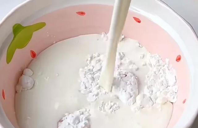 甜蜜夏日必备！自制鸡蛋奶糕，成品细腻丝滑、奶香四溢