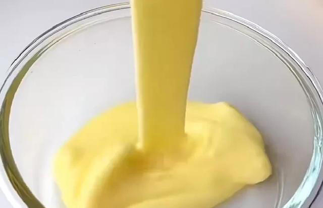 甜蜜夏日必备！自制鸡蛋奶糕，成品细腻丝滑、奶香四溢