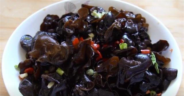 凉拌木耳总是做不出饭店的味道？原来窍门都在这里，看一遍学会