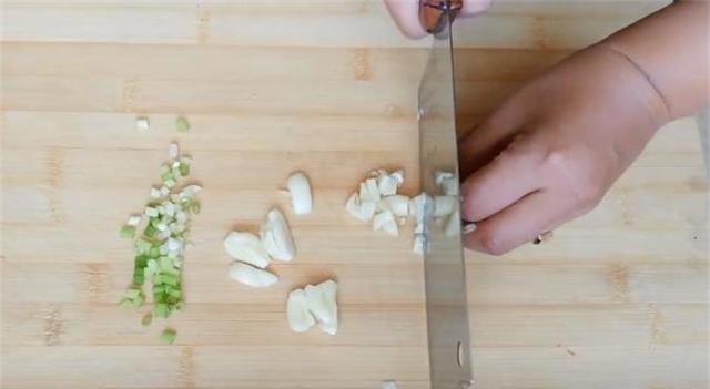 凉拌木耳总是做不出饭店的味道？原来窍门都在这里，看一遍学会