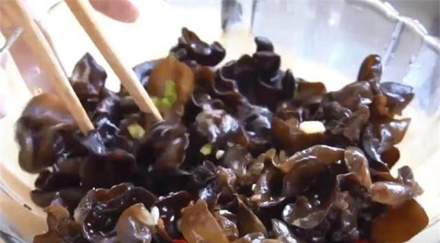 凉拌木耳总是做不出饭店的味道？原来窍门都在这里，看一遍学会