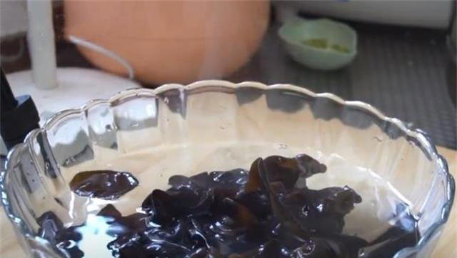 凉拌木耳总是做不出饭店的味道？原来窍门都在这里，看一遍学会