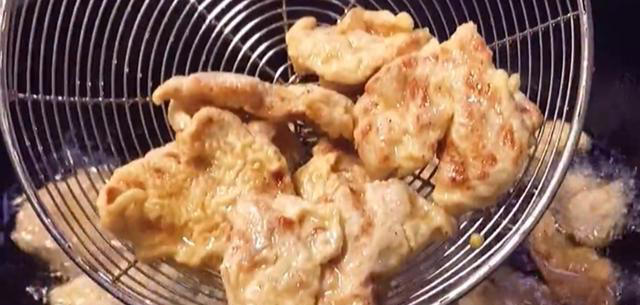 里脊肉这样做太好吃了，色泽金黄，外酥里嫩，酸甜适口，嘎嘎香