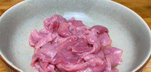 里脊肉这样做太好吃了，色泽金黄，外酥里嫩，酸甜适口，嘎嘎香