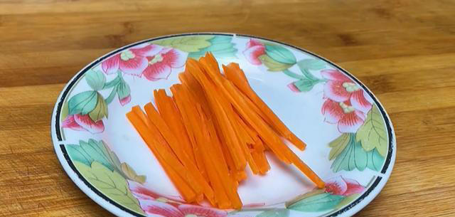 里脊肉这样做太好吃了，色泽金黄，外酥里嫩，酸甜适口，嘎嘎香