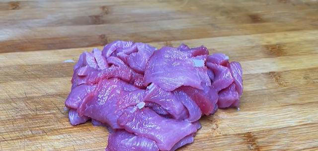 里脊肉这样做太好吃了，色泽金黄，外酥里嫩，酸甜适口，嘎嘎香