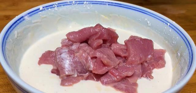 里脊肉这样做太好吃了，色泽金黄，外酥里嫩，酸甜适口，嘎嘎香
