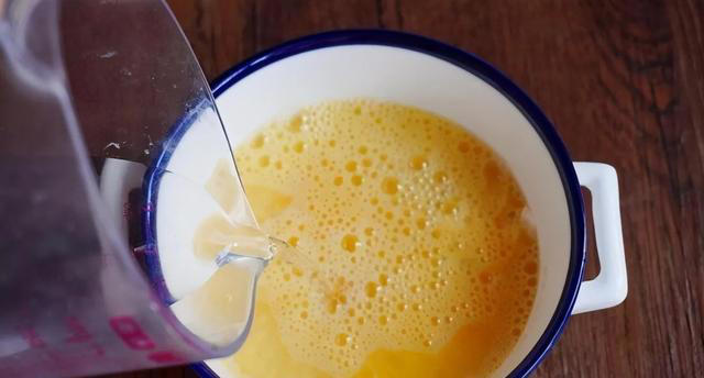 蒸鸡蛋羹：直接加水蒸是大忌，牢记“5忌3步骤”，蛋羹嫩滑无蜂窝