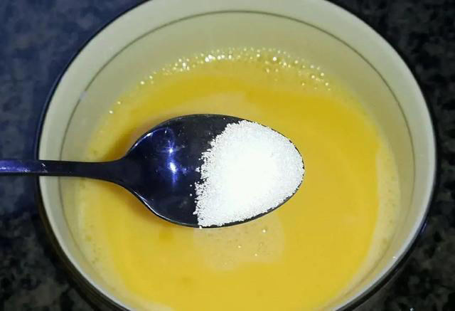 蒸鸡蛋羹：直接加水蒸是大忌，牢记“5忌3步骤”，蛋羹嫩滑无蜂窝