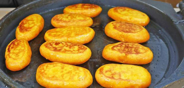 南瓜饼最正确的做法，出锅色泽金黄，外焦里香，大人小孩都爱吃