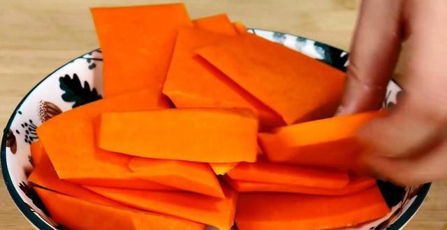 南瓜饼最正确的做法，出锅色泽金黄，外焦里香，大人小孩都爱吃