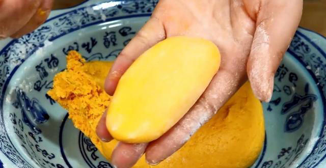 南瓜饼最正确的做法，出锅色泽金黄，外焦里香，大人小孩都爱吃